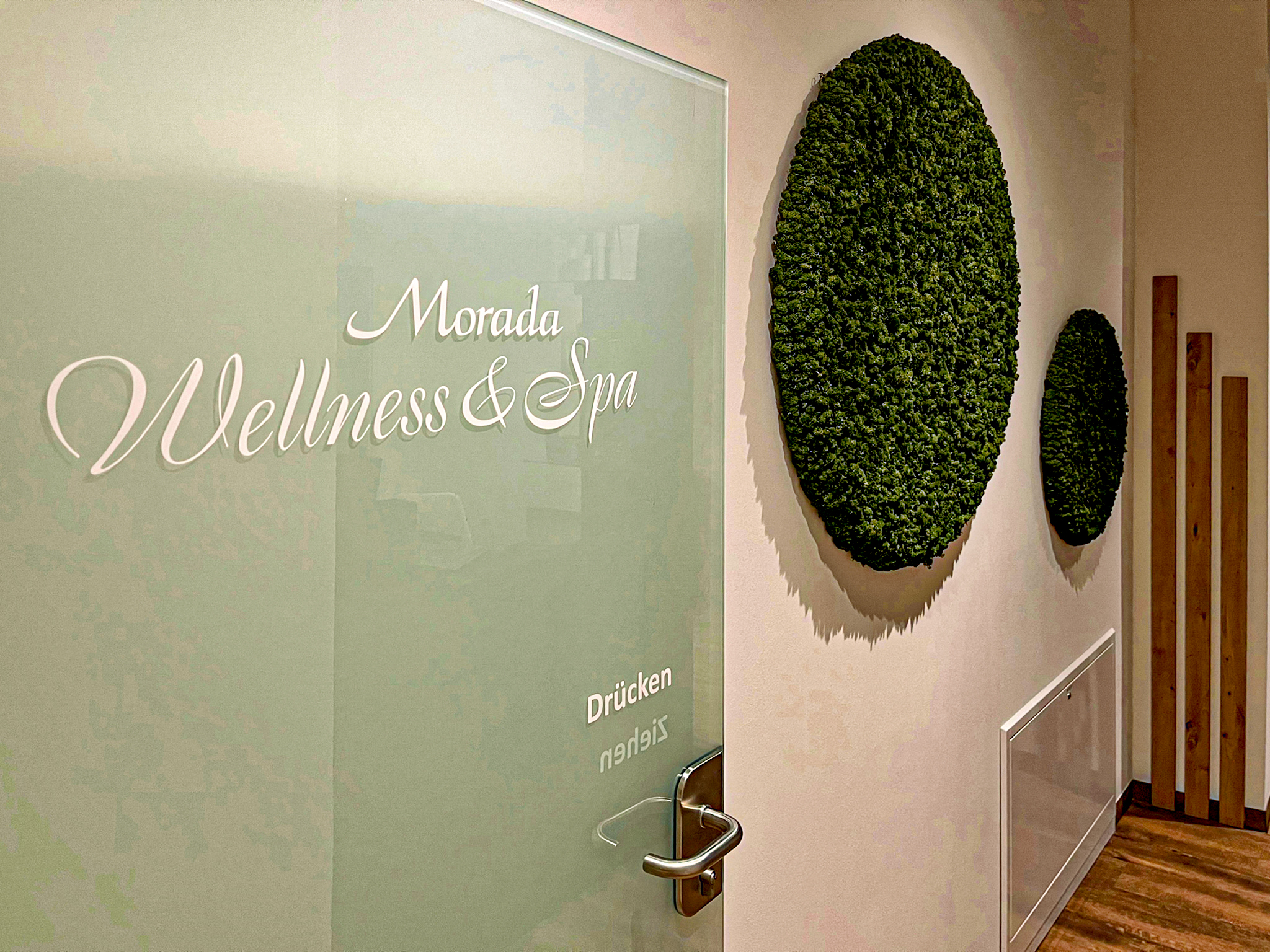 Behandlungsraum mit zwei Liegen in der WaldOase