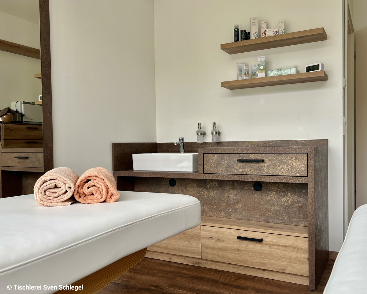 Liege mit Handtüchern