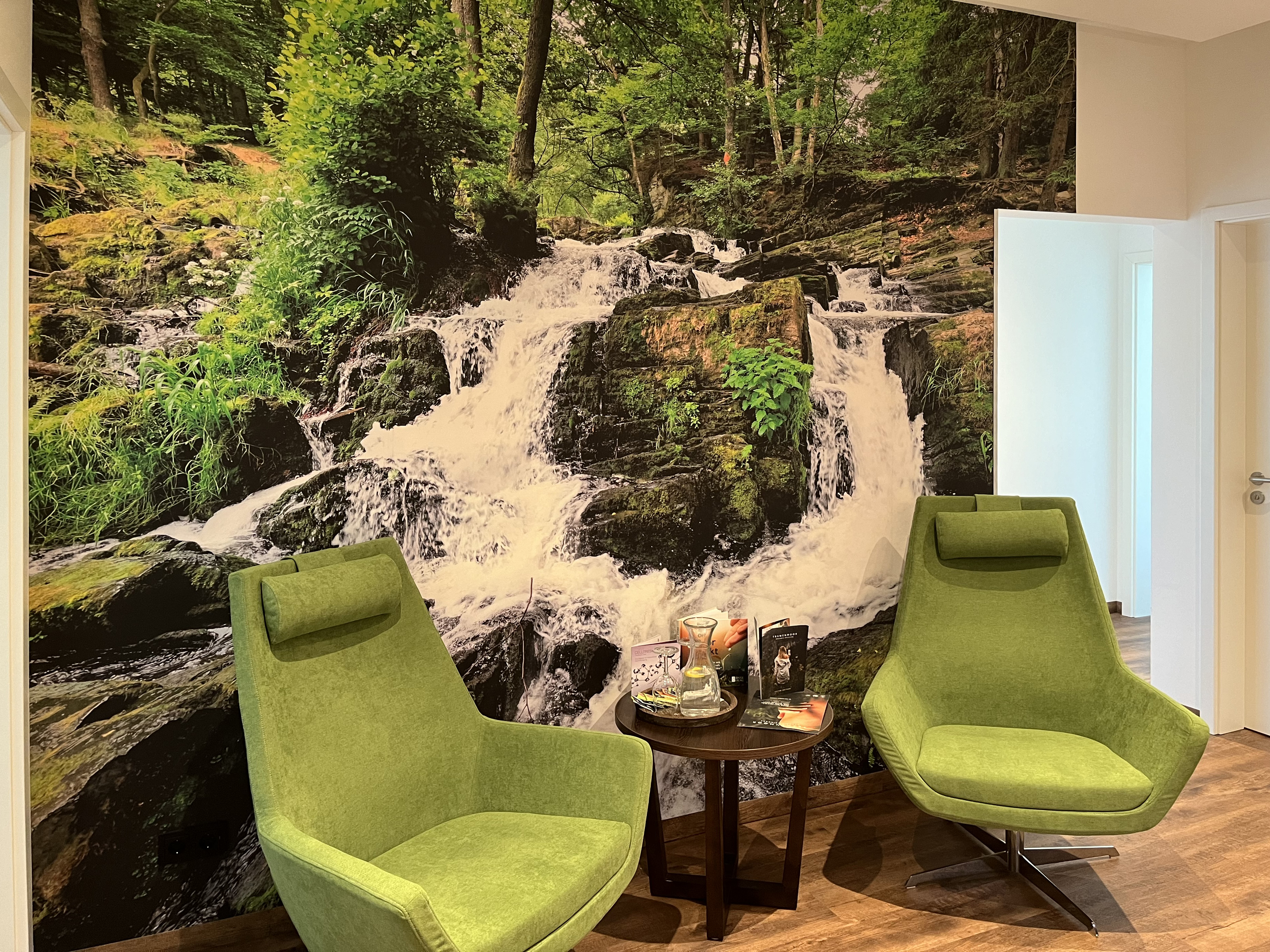 Detailaufnahme mit Waldmotiv in der Spa-Lounge